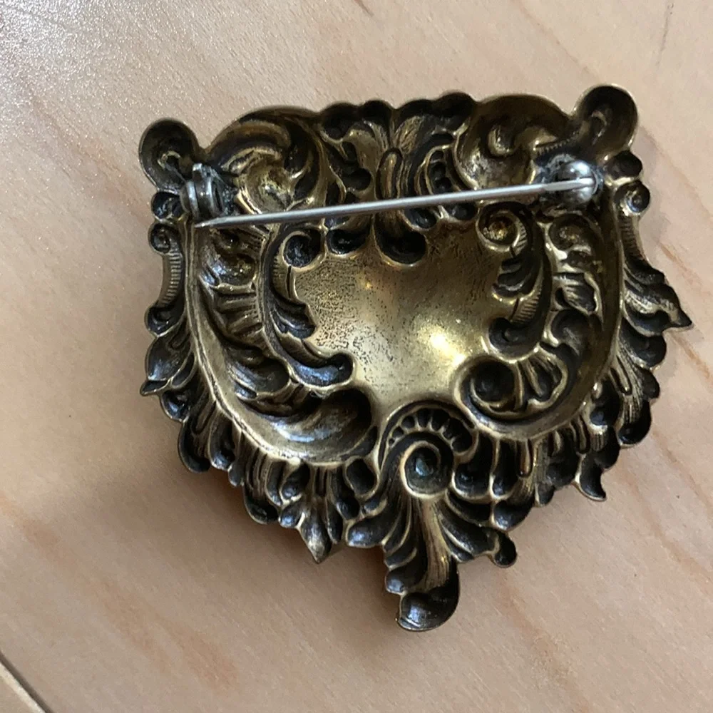 Vintage molded brass Brooch - Picture 2 of 3